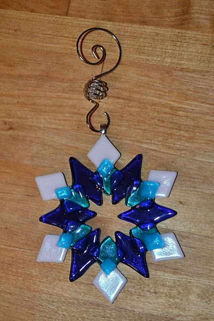 Fused Glass Snowflakes, Glass Snowflakes, Make Gifts, Sea Glass Mosaic, Fused Glass Christmas, Glass Fusion Ideas, The Outlaw, Fused Glass Artwork, Glass Christmas Decorations