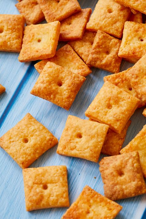 Cheez It Recipe, Cheez Its, Gemma Stafford, Homemade Cheez Its, Galletas Keto, Homemade Cheese Crackers, Cheesy Crackers, Bigger Bolder Baking, Scratch Recipes