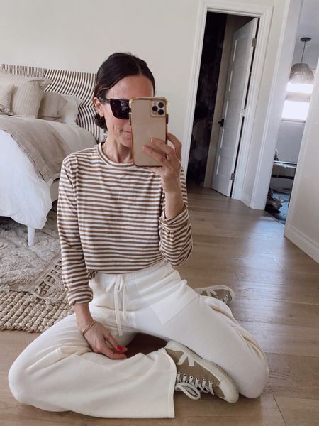 White Striped Shirt Outfit, Striped Shirt Outfit, Italy Fall, Split Hem Leggings, Outfits With Striped Shirts, Casual Winter Outfit, Hem Leggings, Practical Fashion, Stripe Tee