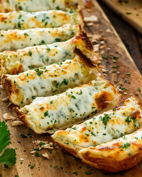 Cheesy, toasty, buttery Garlic Bread, so good and so easy to make, you won't ever want to get the store bought one again! #garlicbread #cheesy #recipe Cheesy Bread Recipe, Cheesy Garlic Bread Recipe, Frozen Garlic Bread, Cheese Bread Recipe, Homemade Garlic Bread, Bread Sticks, Garlic Cheese Bread, Clean Bandit, Garlic Bread Recipe