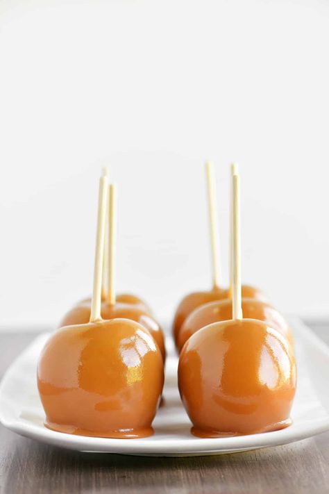 This homemade caramel for apples recipe is easy to make with 5 ingredients! Use it to make THE BEST gourmet caramel apples at home. Caramel For Apples, Best Caramel Apples, Carmel Apple Recipe, County Fair Party, Caramel Apple Sauce, Apple Nachos Recipe, Homemade Corn Dogs, Caramel Apple Desserts, Homemade Corndogs