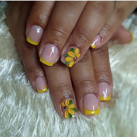 Sunflower Nail Ideas Short, French With Sunflower Nails, Sunflower Toenails Design, Sunflower Toenails, Short Sunflower Nails, Pedicure Daisy Design, Pedicure Sunflower Design, Sunflower Nail Ideas, Yellow Spring Nails