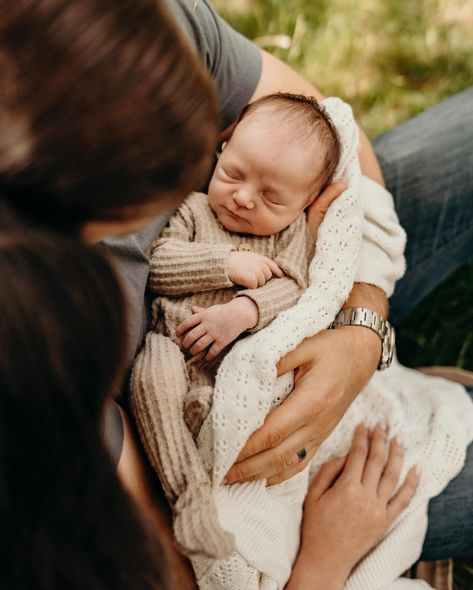 Here’s what happened when we took this baby outside… He immediately relaxed and went to sleep. Pro mom tip; when it doubt go out (if it’s nice that is) my June baby was the chillest baby. She also was my second and we were more relaxed with her as well, the toddler on the other hand 🫣. There is nothing like fresh air for these little ones, that’s why I am so welcoming to outdoor newborns, within in reason of course. And spring/summer are lovely times for this, even early fall. So I want ... Family Photo With Newborn Outdoor, Outdoor Fall Newborn Pictures, Toddler Newborn Pictures, Parents With Baby Photography, Outdoor Lifestyle Newborn Photography, Newborn Baby Photography Outdoor, Newborn Photos Outside, Baby Shoot Outdoor, Family Newborn Pictures Outdoor