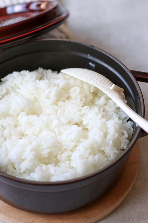 You don't have a rice cooker? Don't worry. You can easily cook fluffy and delicious Japanese short grain rice in a pot! Let's learn how to do it! Rice Without Rice Cooker, Japanese White Rice, Rice In A Pot, Healthy Japanese Recipes, Short Grain Rice, Rice On The Stove, Cooking Jasmine Rice, Japanese Rice, How To Cook Rice