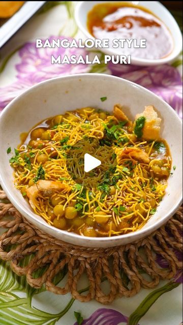 Masala Puri Chaat Recipe, Masala Puri Recipe, Quick Evening Meals, Slat Table, Dried Peas, Masala Puri, Sev Puri, Puri Recipes, Chaat Recipe