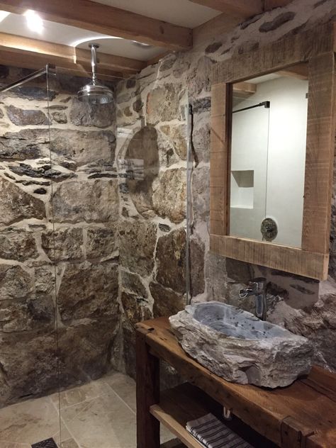 Stone Shower Ideas, Rustic Bathroom Shower, Rock Shower, Barn Bathroom, Log Cabin Interior, Stone Shower, Cabin Bathrooms, Rustic Bathroom Designs, Stone Bathroom