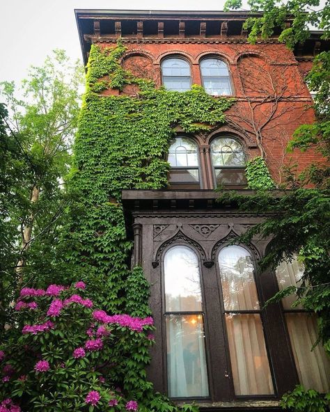 Portland Maine Old Port on Instagram: “Homes of the West End showing off during the summer months. . . 📸: @modernmainer #portlandoldport #portlandme #portlandmaine…” Portland Maine Aesthetic, Maine Aesthetic, Maine Usa, Old Port, Portland Maine, Dream Lifestyle, West End, Summer Months, Maine House