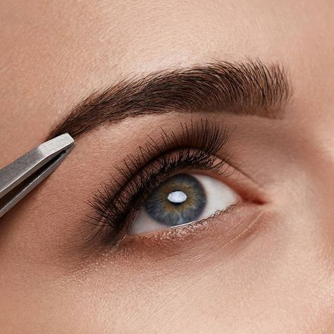 Semi Permanent Eyebrows, Tweezing Eyebrows, Eyebrow Hacks, Beauty Hacks Nails, Beautiful Eyebrows, Eyebrows On Fleek, Permanent Eyebrows, Threading Eyebrows, Best Eyebrow Products