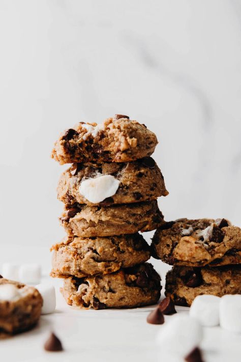 Gooey Vegan S'mores Cookies (grain-free) | Feasting on Fruit Vegan Smores, Paleo Fruit, Feasting On Fruit, Cookies Stuffed, S Mores Cookies, Vegan Marshmallows, Smores Cookies, Healthier Desserts, Easy Guacamole