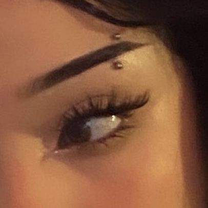 Sparkly Eyebrow Piercing, Eyebrow Peicerings, Pirsing Ideas, Cool Piercings Face, Eyebrow Piercing Aesthetic, Face Piercing Ideas, Facial Dermal Piercing, Double Eyebrow Piercing, Eyebrows Piercing