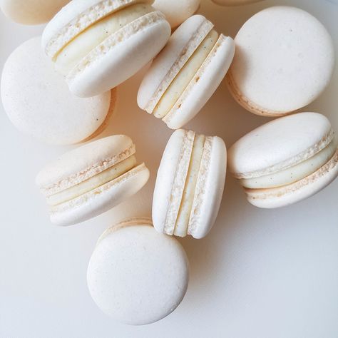 Engagement Party Drink, Macaroons Wedding, Bachelorette Party Food, White Engagement Party, Sweets Ideas, Wedding Macarons, Wedding Appetizers, Elegant Wedding Favors, Wedding Sweets