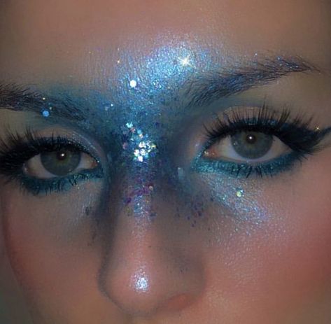 Bold Blue Makeup, Water Inspired Makeup Looks, Mermaid Make Up Ideas, Blue Face Paint Makeup, Cute Space Makeup, Mermaid Drag Makeup, Whimsigoth Makeup Looks, Blue Alien Makeup, Geode Makeup