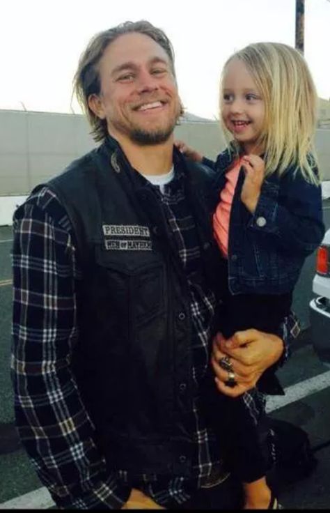 Charlie Hunnam with his niece. Charlie Sons Of Anarchy, Jax Sons Of Anarchy, Sons Of Anarchy Samcro, Jesse Williams, Jax Teller, Andrew Lincoln, Big Sean, Charlie Hunnam