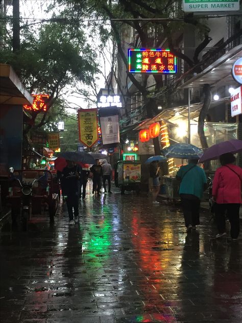 Muslim Quarter on a Rainy evening. Xian China Xian China Aesthetic, Xian China, Rainy Evening, Study In China, Rainy Street, Magazine Japan, China City, Japan Landscape, Life Abroad