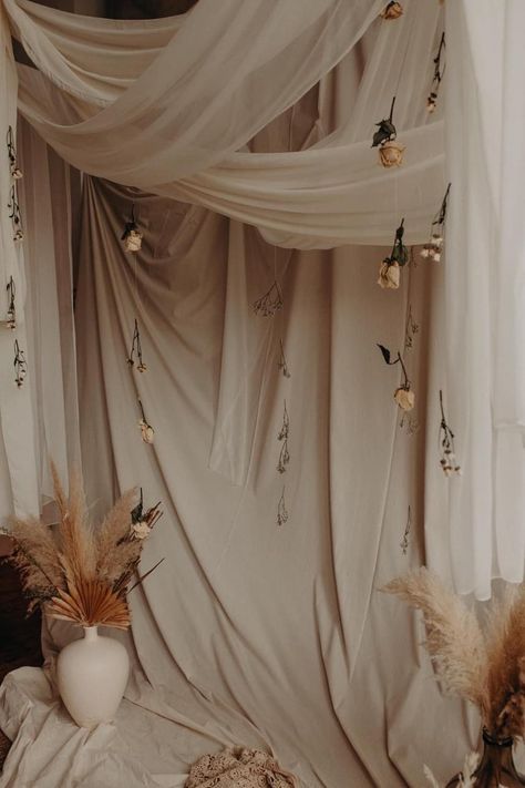 Photography Backgrounds Ideas, Photography Studio Set Up Ideas, Indoor Backdrop Ideas, Boho Mommy And Me Shoot Studio, Hanging Flowers Photoshoot, Cloth Backdrop Photoshoot, Fabric Backdrop Photoshoot, Fall Studio Photoshoot, Boho Studio Photoshoot