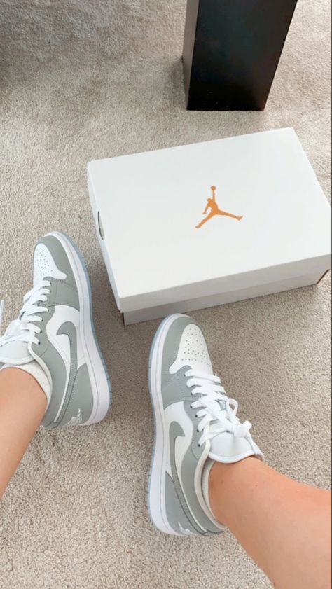 Nike Shoes Girls, Nike Fashion Shoes, Jordan Shoes Girls, Preppy Shoes, Jordan Shoes Retro, All Nike Shoes, Shoes Outfit Fashion, Nike Air Shoes, Cute Nike Shoes