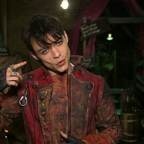 Harry at his best. Thomas Doherty Descendants, Descendants Characters, Harry Hook, Mal And Evie, Descendants Cast, Isle Of The Lost, Thomas Doherty, Descendants 2, Red Studs