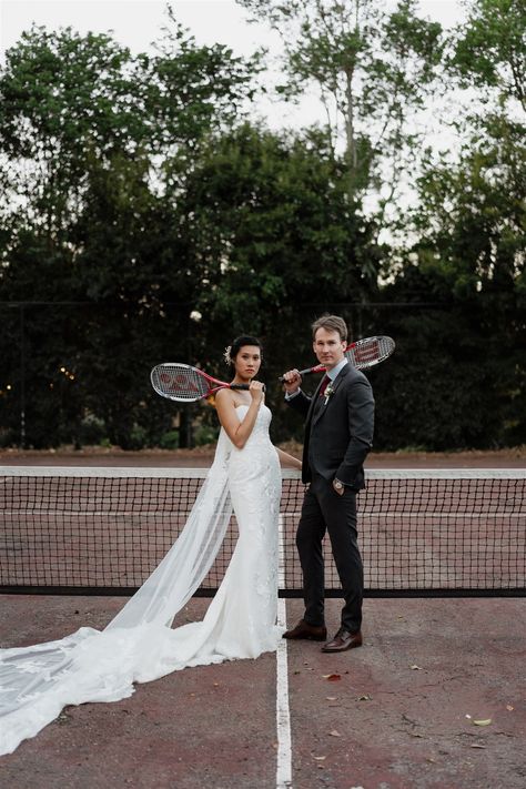 Badminton Couple Photography, Tennis Court Photoshoot Couple, Tennis Couple Photoshoot, Tennis Court Wedding, Couples Paris, Silly Wedding Photos, Tennis Shoot, Court Photoshoot, Tennis Court Photoshoot