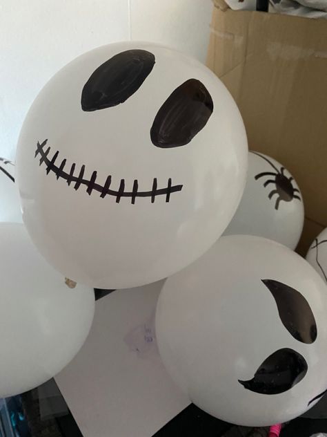 Make your own ghost balloons. Balloon Pop Game, Ghost Balloons, Ghost Drawing, Balloon Pop, Diy Decorations, Diy Halloween Decorations, Halloween Diy, Halloween Party, Make Your Own