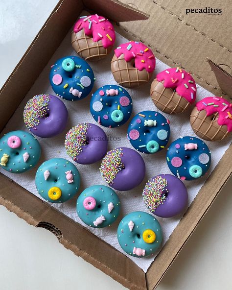 Sou a Ju, especialista em DONUTS! Agenda aberta para pedidos! | Decoração super fofa: Confeitaria do Stitch 🍩🍬🍭 #pecaditos #cakedonuts #donutsdecorados #waffles #madeleines #cookies #kitfesta #treatbox… | Instagram Madeleines Cookies, Mini Donuts Ideas, Mine Cake, Donut Decorating Ideas, Donuts Gourmet, Donut Design, Donuts Donuts, Birthday Donuts, Chocolate Covered Fruit