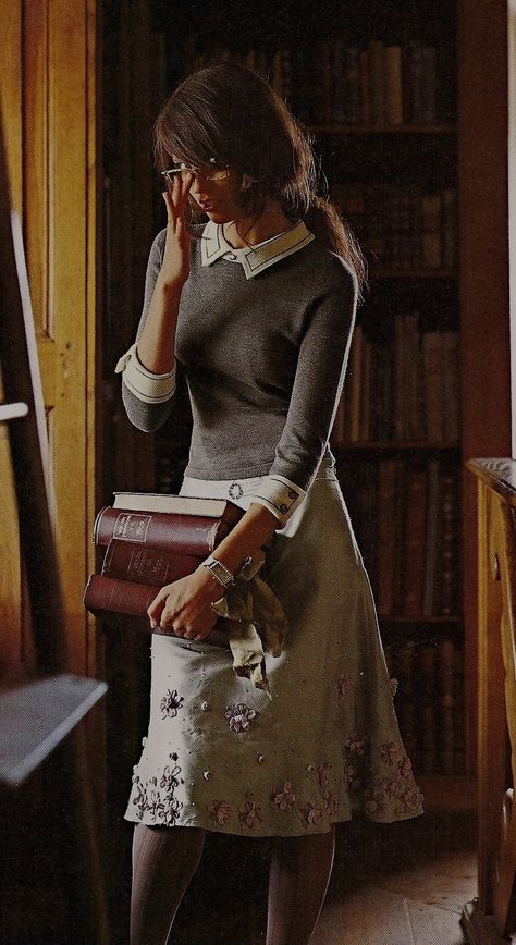 Librarian Chic Outfits, Library Girl, Librarian Style, Fall Outfits For Teen Girls, Librarian Chic, Summer Outfit Ideas, Foto Poses, Geek Chic, Teen Girls