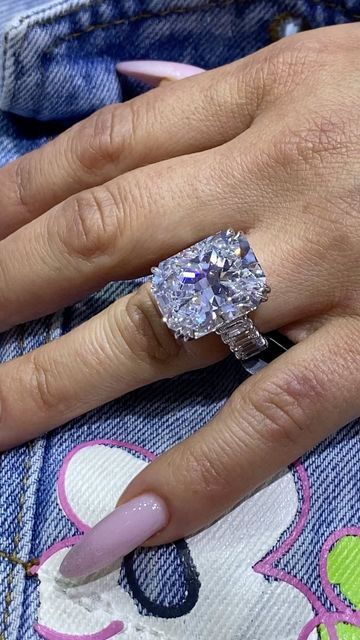 Big Dimond Ring, Huge Engagement Ring, Big Wedding Rings Expensive, Dreamy Rings, Huge Engagement Rings, Huge Ring, Large Engagement Rings, Big Diamond Engagement Rings, Big Diamond Rings