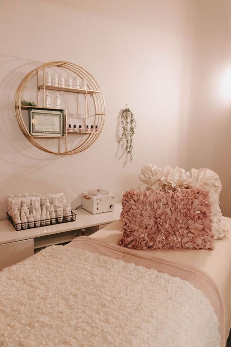 Elegant Esthetician Room, Pink And Brown Esthetician Room, Home Facial Room, Boho Theme Esthetician Room, Day Spa Decor Ideas Esthetician Room, Waxing Room Decor, Boho Esthetician Room Ideas, Wax Room Ideas Estheticians Luxury, Rose Gold Esthetician Room