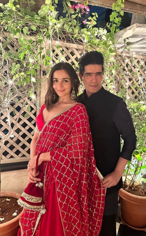 Alia Bhatt Red Lehenga, Diwali Party Outfit, Alia Bhatt Indian Wear, Shadi Outfits, Diwali Dress, Actress Dress, Chania Choli, Lehenga Inspiration, Designer Dresses Couture