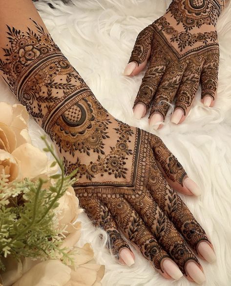 Makeover Photoshoot, Wedding Henna Designs, Henna Tattoo Design, Henna Hand, Henna Tattoo Designs Hand, Mehndi Designs Bridal Hands, Bridal Henna Designs, Pretty Henna, Latest Henna Designs