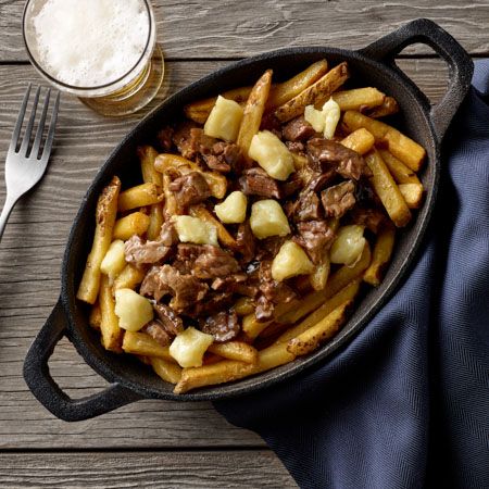 Roast Beef Poutine Roast Beef And Gravy, Beef And Gravy, Poutine Fries, Cheddar Cheese Curds, Poutine Recipe, Hormel Recipes, Sliced Roast Beef, French Fried Potatoes, Homemade Gravy