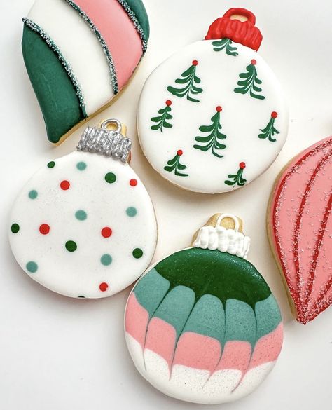 Circle Holiday Sugar Cookies, Christmas Cookie Decorating Ideas Buttercream, Christmas Cookies Icing Designs, Sugar Cookie Ornament Decoration, Cute Christmas Cookies Royal Icing, Snowman Christmas Cookies Decorated, Christmas Cookies Decorated Ideas Simple, Christmas Ball Cookies Decorated, Christmas Cookies Ornaments