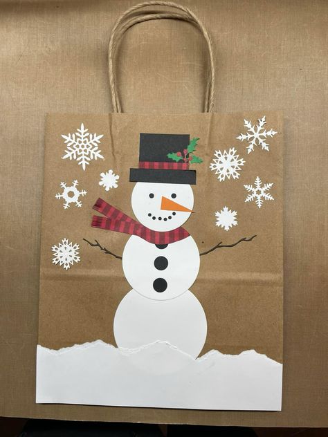 Christmas Gift Bag Craft For Kids, Xmas Bags Ideas, Christmas Paper Bag Crafts, Diy Christmas Bags Ideas, Paper Bag Christmas Decorations, Diy Gift Bag Decoration Ideas, Paper Bag Gift Ideas, Christmas Bag Decorating Ideas, Paper Bag Decorating Ideas