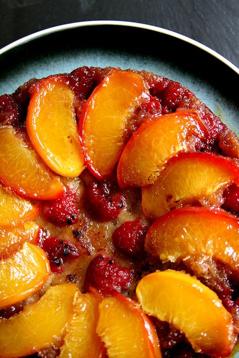 Juicy Peach Raspberry Cake, Raspberry Peach Cake, Raspberry Upside Down Cake Recipe, 9 Inch Cake, Raspberry Pavlova, Peach Upside Down Cake, Peach Raspberry, Vanilla Pod, Lovely Cake