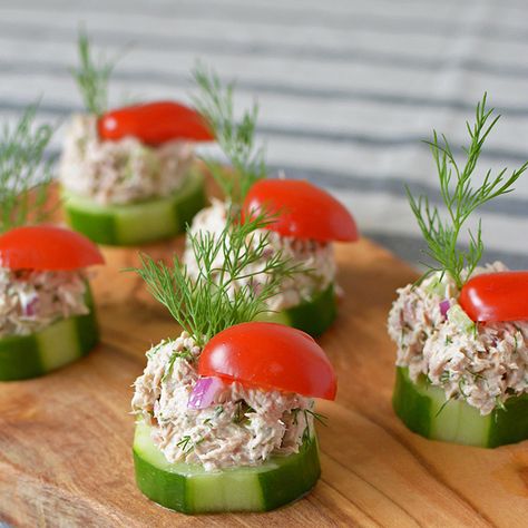 Cucumber Tuna Salad Bites Cucumber Tuna, Salad Bites, Sommer Mad, Decorações Com Comidas, Tea Party Food, Makanan Diet, Appetizer Bites, Healthy Snacks Easy, Tuna Salad