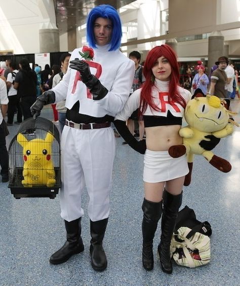 Prepare for trouble! Make it double! | 25 Couples Who Totally Dominated Cosplay At Anime Expo Team Rocket Cosplay, Comic Con Outfits, Cosplay Couple, Group Cosplay, Couples Cosplay, Couple Cosplay, Comic Con Costumes, Pokemon Costumes, Anime Halloween