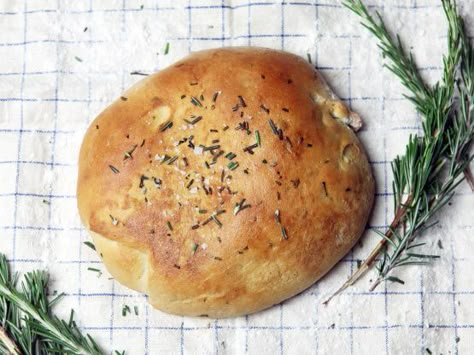 This is an attempt to immitate the excellent bread that is served in the Macaroni Grill Restaurant. Macaroni Grill Rosemary Bread, Macaroni Grill Bread, Rosemary Bread Recipe, Grill Bread, Macaroni Grill, Easy Bread Machine Recipes, Rosemary Focaccia, Rosemary Bread, Sandwich Toaster