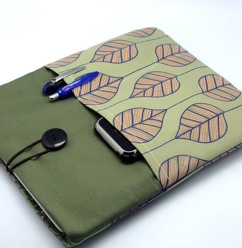 iPad case Diy Laptop Bag, Cover Laptop, Macbook Air Cover, Fabric Book Covers, Diy Laptop, Laptop Cover, Ipad Bag, Diy Bag Designs, Diy Bags Patterns