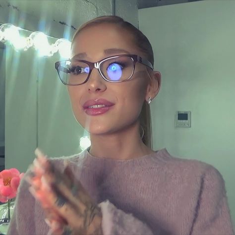 Ariana Grande Wearing Glasses, Ariana Grande And Alexa Luria, Ariana Grande With Glasses, Ariana Grande Lashes, Ariana Grande Brown Outfit, Ariana Grande Instagram Posts, Ariana Grande Hands, Ariana Grande Short Hair, Ariana Grande Glasses