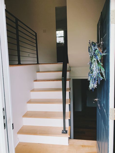 Split level entry way ideas. Split level hardwood entry way. Split level entry way railings Split Level Entry Way, Split Foyer House, Split Foyer Entry, Foyer House, Single Story House Plans, Foyer Remodel, Split Foyer Remodel, Split Level Entry, Split Level Home Designs