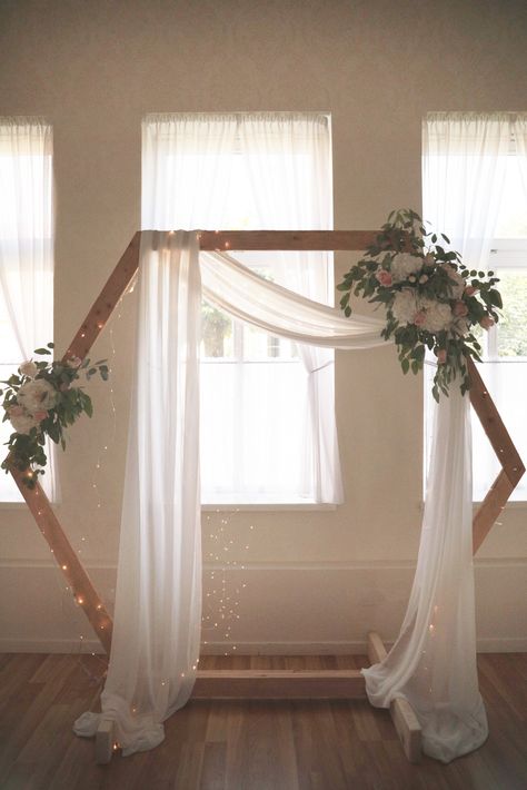 Rustic Wedding Arch Ideas Indoor, Wedding Backdrop Octagon, Simple Wedding Decorations Indoor Ceremony Backdrop, Simple Wedding Arch Indoor, Simple Elegant Wedding Arch, Wedding Octagon Arch, Octagon Arch Wedding, Simple Wedding Backdrop Indoor, Homemade Wedding Arch