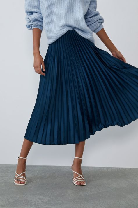 Outfit Ideas Skirt, Blue Skirt Outfits, Outfit Elegantes, Blue Pleated Skirt, Pleated Skirt Outfit, Skirts Outfits, Parisienne Chic, Rock Outfit, Looks Party