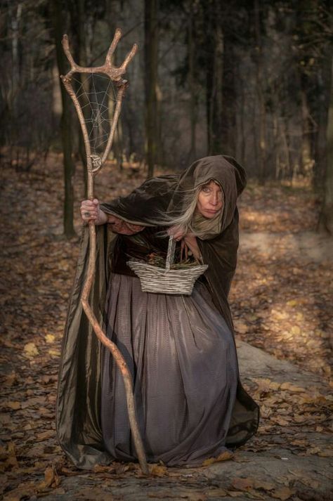 Medieval Witch, Trening Sztuk Walki, Old Hag, Baba Yaga, Season Of The Witch, Witch Art, Witch Aesthetic, Witchy Woman, Scary Stories