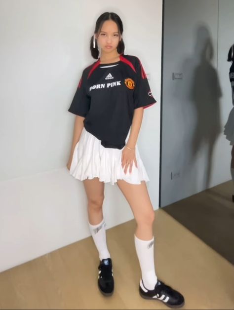 Jersey Outfit Women Skirt, Jersey Outfit Y2k, Football Jersey And Skirt Outfit, Bloquette Aesthetic, Sport Shirt Outfit, Bloke Coquette, Bloke Core Outfits Woman, Jersey With Skirt Outfit, Jersey With Skirt