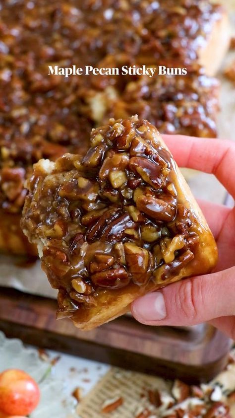 Maple pecan sticky buns, sticky bun recipes, holiday dessert ideas, holiday dessert recipes, easy cinnamon roll recipes, easy holiday desserts, the best sticky buns recipes, christmas morning recipes, christmas morning breakfast, christmas breakfast recipes, sweet breakfast recipes Roll Recipes Easy, Best Sticky Buns, Pecan Rolls Recipe, Maple Sticky Buns, Easy Sticky Bun Recipe, Holiday Dessert Ideas, Sweet Breakfast Recipes, Yummy Easy Snacks, Homemade Sticky Buns