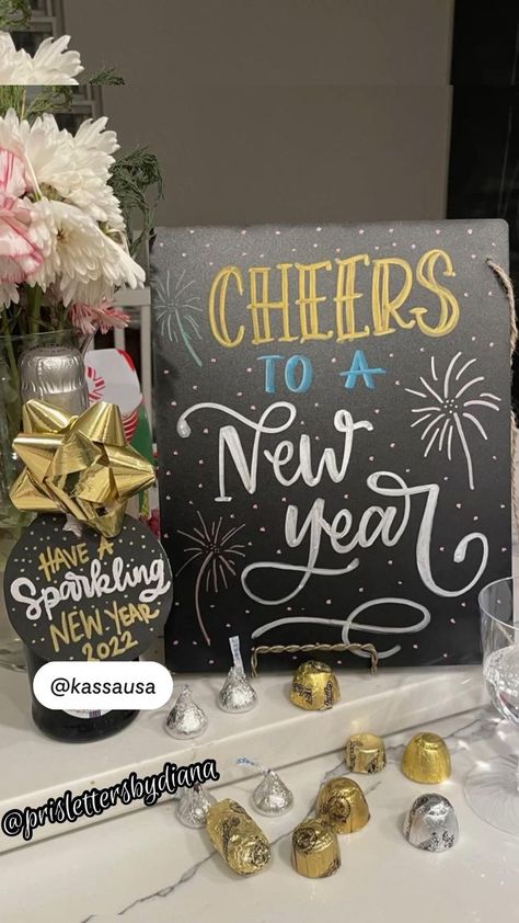 Happy New Year Friend, Chalk Markers Lettering, Starbucks Doodle, Starbucks Board Ideas, Light Board Ideas, Starbucks Sign, Handwritten Signs, Calendar Chalkboard, Diy Typography