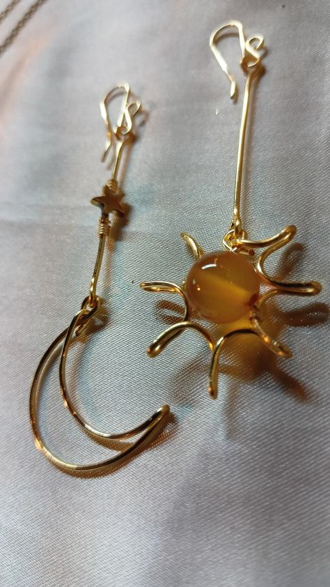 Sun Pendant Tutorial, Wire Mushroom Earrings, Wire Jewellery Earrings, Jewellery Wire Ideas, Diy Star Earrings, Simple Wire Jewelry, Self Made Jewelry, Wire Sun, Wire Charms