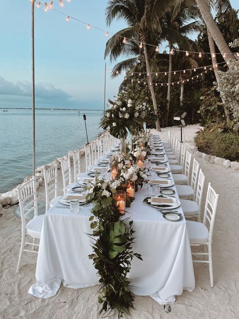 Intamite Wedding Beach, Wedding Beach Dinner, Beach Wedding Simple Decor, Beach Decor For Wedding, Aesthetic Wedding Beach, Beach Wedding White Theme, Simple Beach Reception Ideas, Small Beach Reception, Beach Classy Wedding