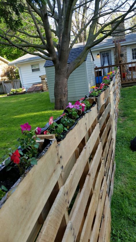 Palette Fence Diy, Fence Made Out Of Pallets, Pallet Picket Fence, Pallet Fence Diy Privacy Screens, Fencing With Pallets, Pallet Fences, Pallet Pool Fence, Diy Pallet Fence Ideas, Make A Fence Out Of Pallets