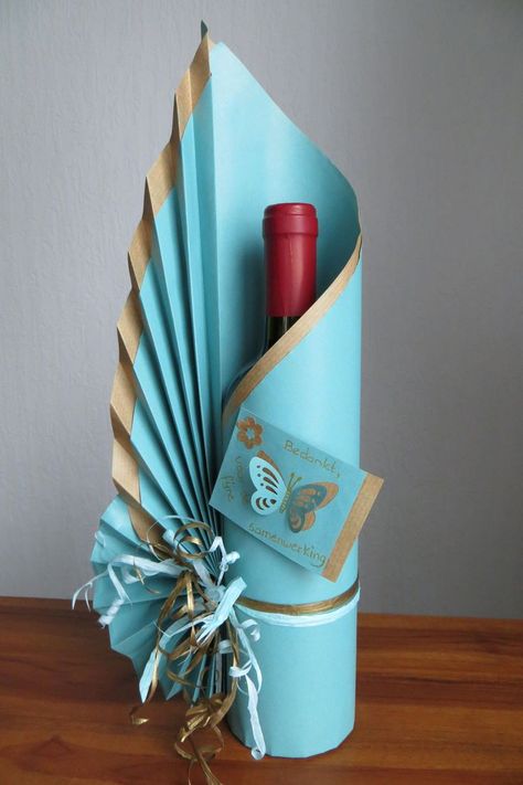 Find Souvenir Should Wrap, Surprise Backpacks, Surprise Bottle Gift Wrapping, Wrapped Wine Bottles, Folding Origami, Wine Bottle Gift, Bottle Wrapping, Creative Gift Wrapping, Christmas Black, Bottle Gift, Wine Bottle Crafts