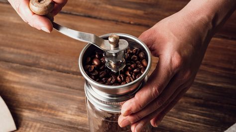 Coffee Beans Diy, Coffee Recipes Hot, Coffee Zone, Grinding Coffee Beans, Coffee Grain, Grind Coffee, Coffee Diy, Speciality Coffee Shop, Espresso Grinder